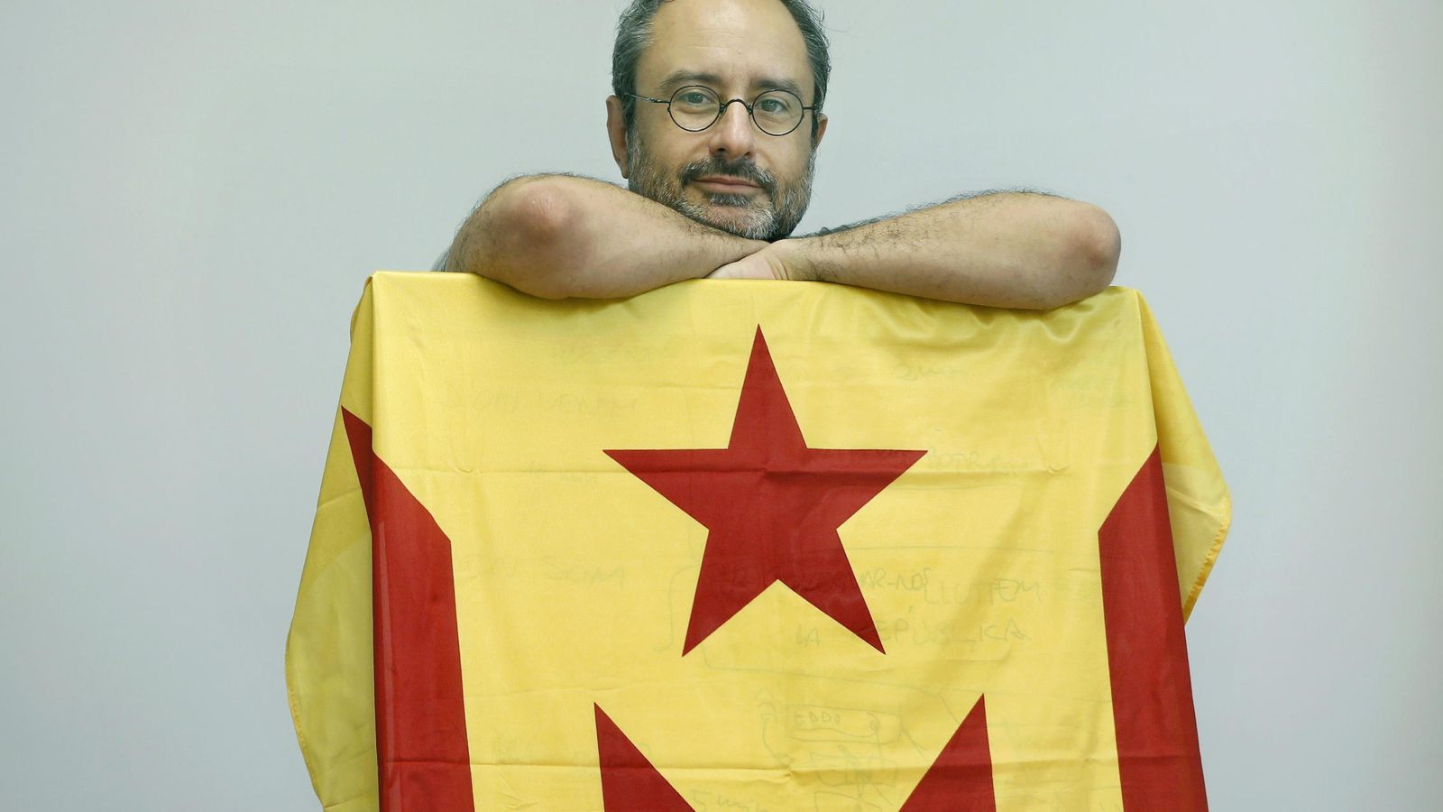 Foto: El ya exdiputado de la la CUP, Antonio Baños, junto a la una bandera de la estelada. (Efe) 