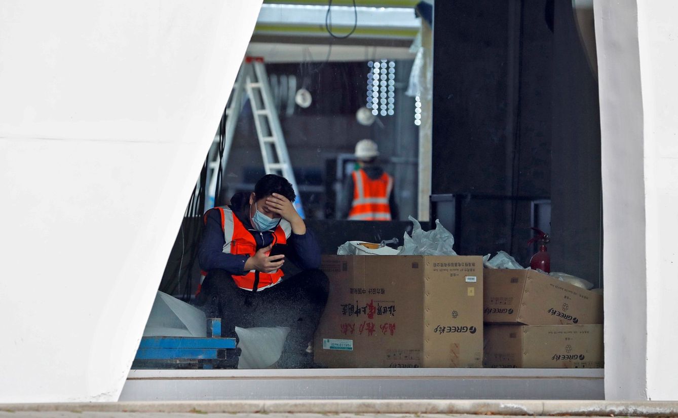 Un trabajador descansa en el interior de la Fira de Barcelona donde las empresas que participaban en el Mobile World Congress (MWC) comenzaron a recoger después de la cancelación. (EFE)