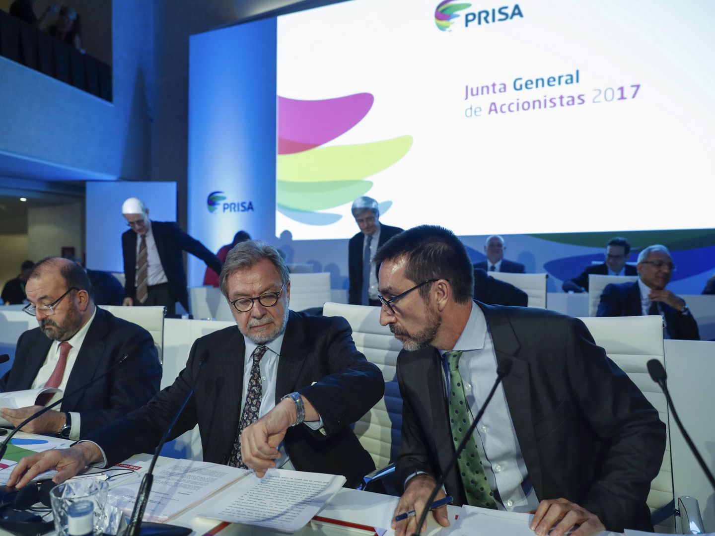 El presidente y el consejero delegado de Prisa, Juan Luis Cebrián (c) y José Luis Sainz (i), respectivamente, y Antonio García Mon. (EFE)