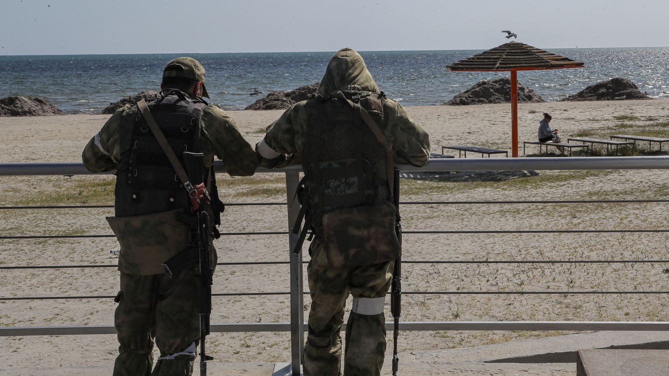 Foto: Dos soldados rusos mirando al Mar Negro desde Skadovsk, en Jersón. (EFE/Ilnitsky)