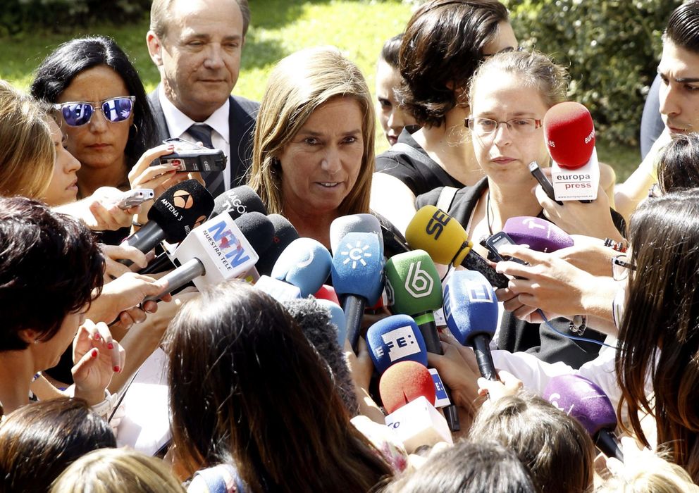 Foto: La ministra de Sanidad, Ana Mato, a su llegada al funeral de Miguel Pajares (Efe)