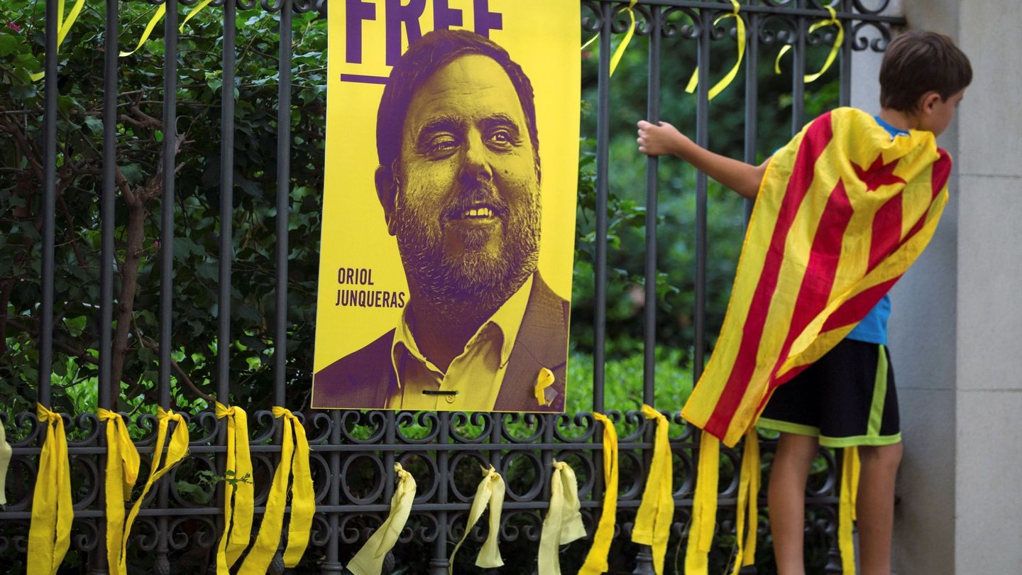 Lazos amarillos colocados ante una fotografía del exvicepresidente catalán Oriol Junqueras. (EFE)
