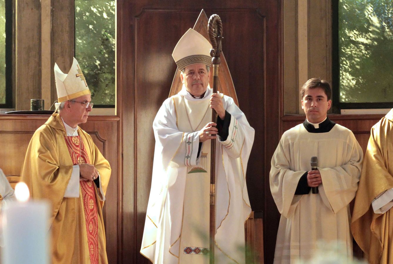El obispo Juan Barros oficia un servicio en la Catedral de San Mateo de Osorno, en Chile. (Reuters)