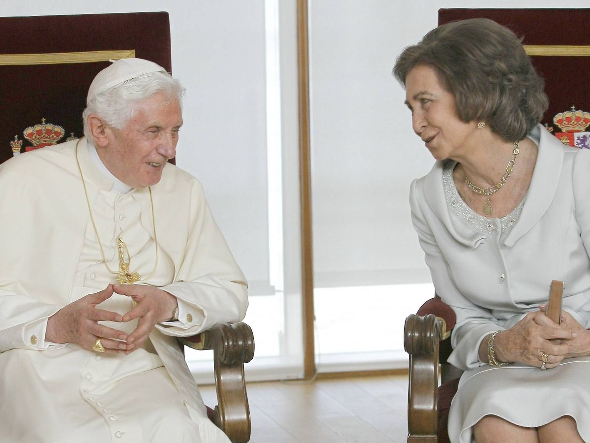 Foto: La Reina Sofía con Benedicto XVI en una visita a Madrid. Foto de archivo. (EFE/Andrés Ballesteros)