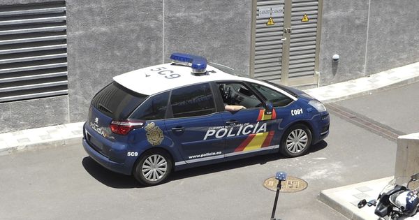 Foto: Coche de la Policía Nacional en una operación en Tenerife (EFE/Miguel Calero)