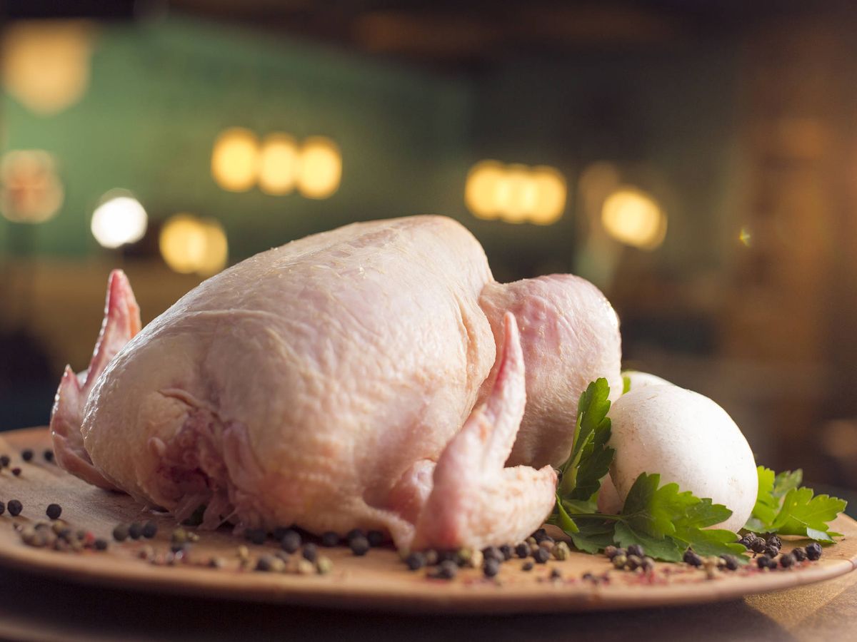 Foto: El nutricionista Pablo Ojeda avisa sobre el error que cometemos al comprar el pollo: "No significa que sea más sano" (iStock)
