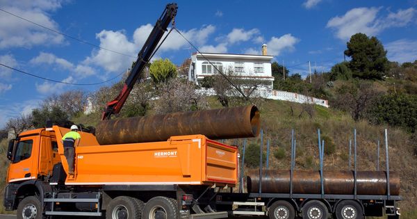 Foto: Un camión descarga tuberías que se utilizarán en las labores de rescate de Julen. (EFE)