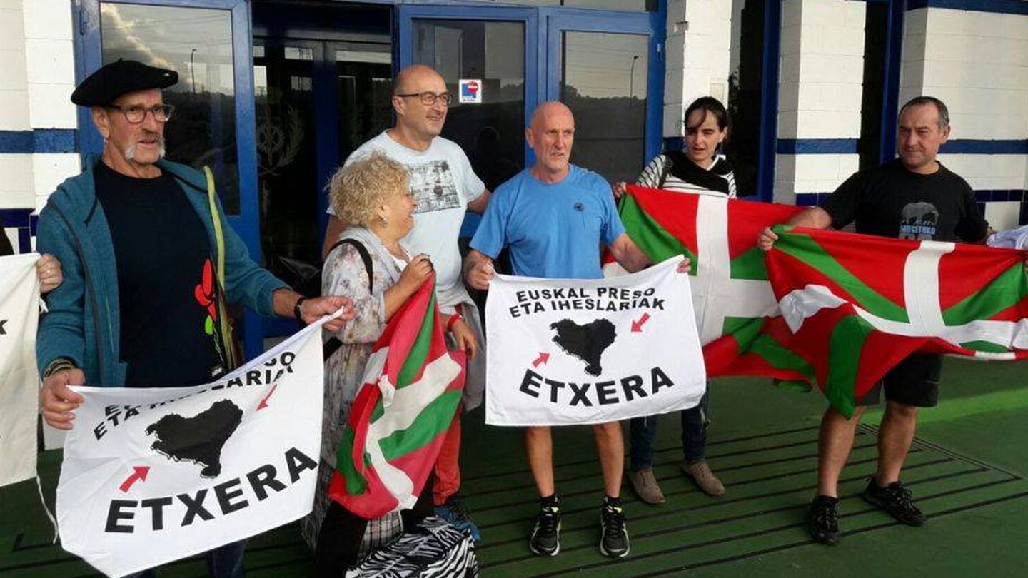 Gaztelu, en el centro, posa con una bandera a favor de los presos a su salida de la cárcel de Algeciras. A la izquierda de la imagen, 'el carnicero de Mondragón'.
