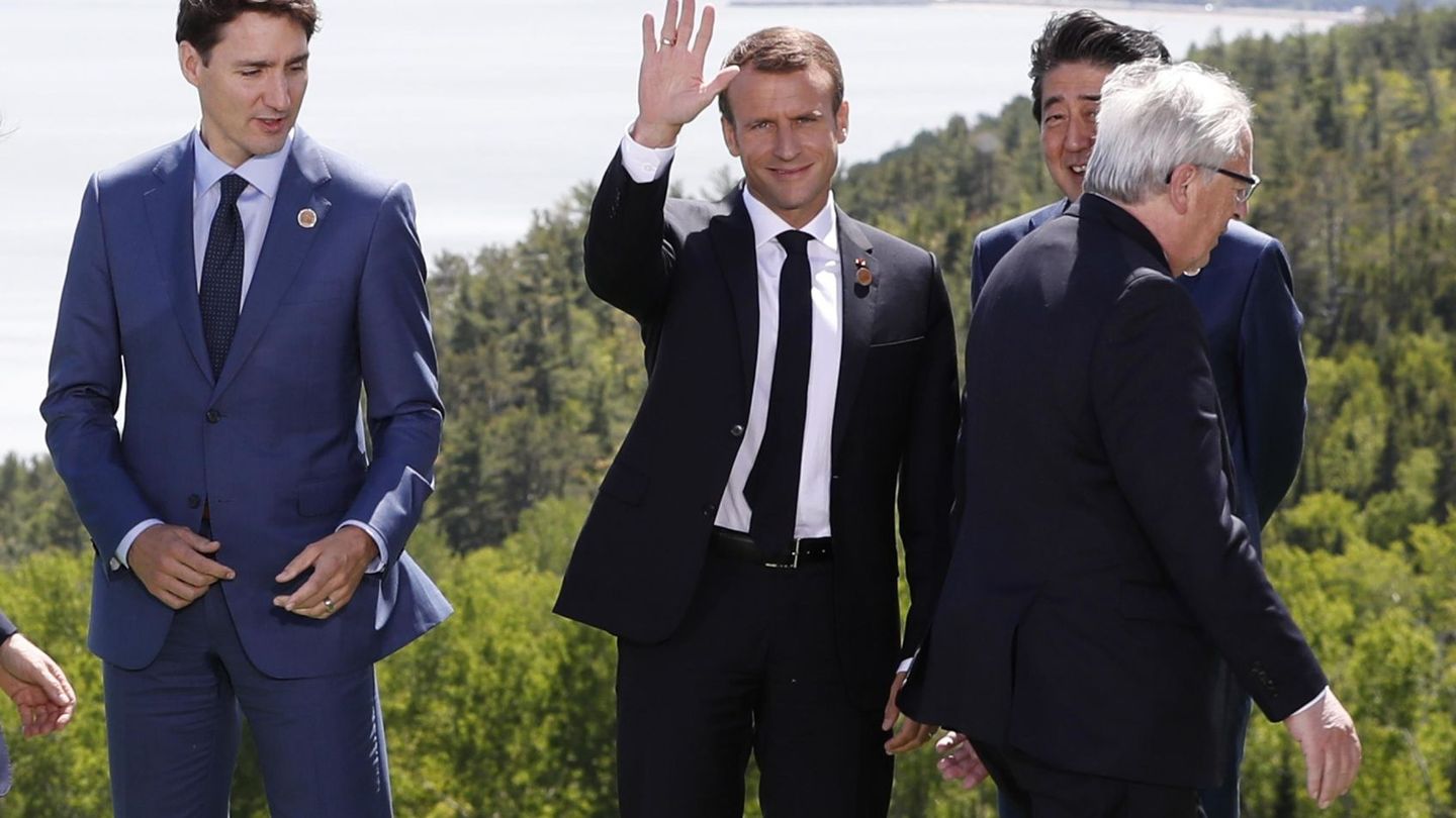 Juncker, con los líderes de Francia, Japón y Canadá, en la cumbre del G7, donde creció la tensión. (Reuters)