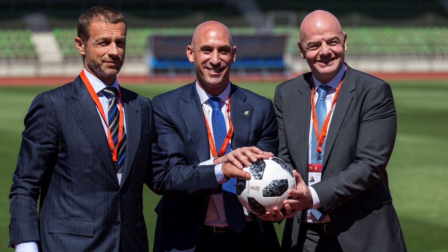 El presidente de la Real Federación Española de Fútbol, Luis Rubiales junto al presidente de la FIFA, Gianni Infantino y el presidente de UEFA, Aleksander Ceferin. (EFE)