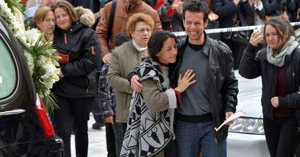 Foto: Los padres de Gabriel recibiendo públicamente el apoyo de la gente. (EFE)