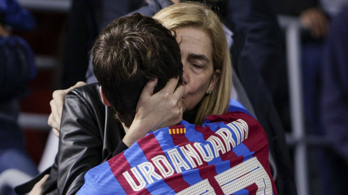 Pablo Urdangarin y la infanta Cristina se abrazan en un partido de balonmano. (EFE)