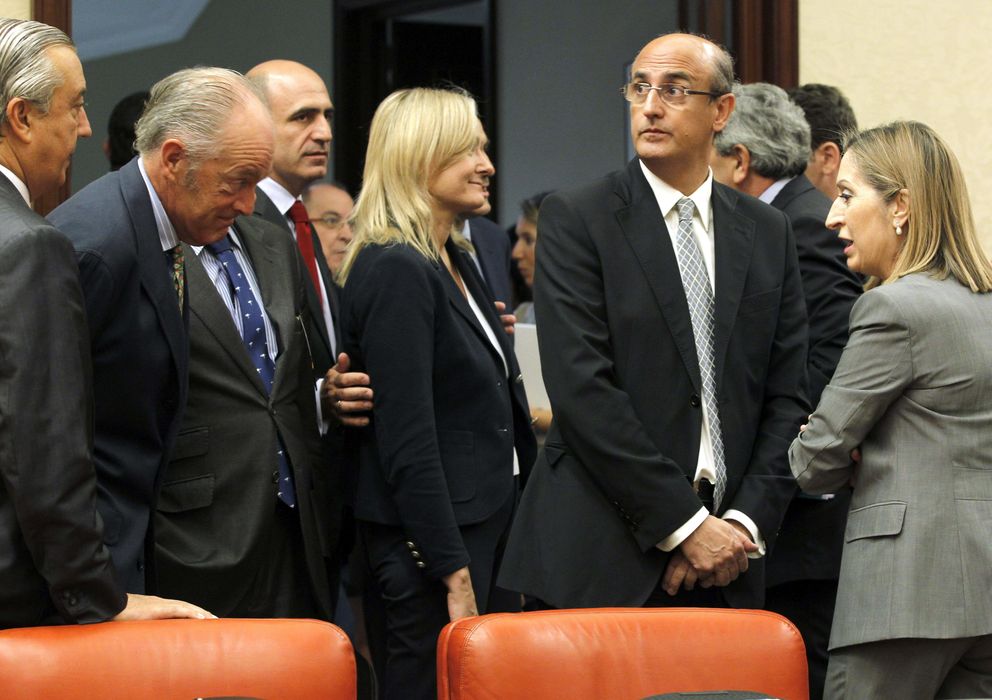 Foto: La ministra de Fomento, Ana Pastor (d), que hoy compareció en la Comisión del mismo nombre para informar sobre el accidente de Santiago (EFE)
