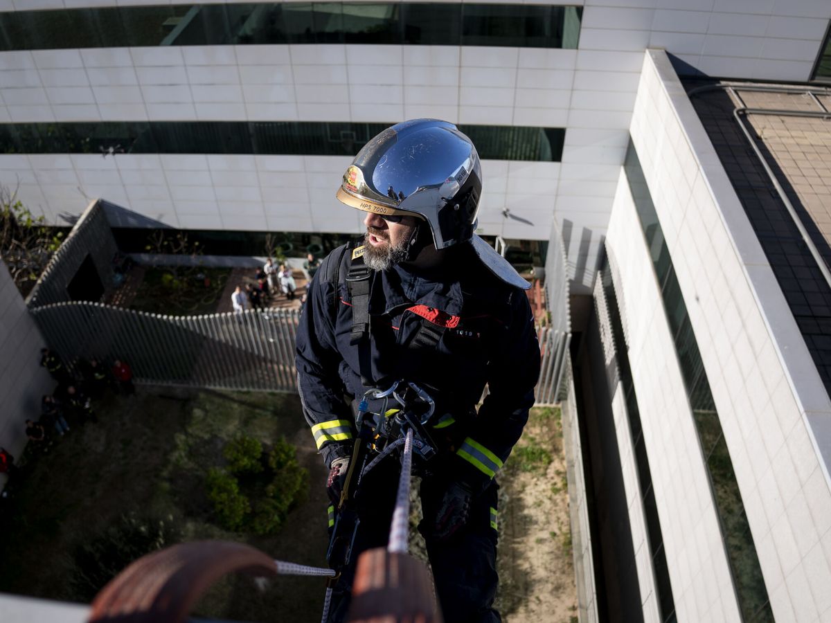 Foto: Un bombero en una imagen de archivo. (Europa Press/A. Pérez Meca)