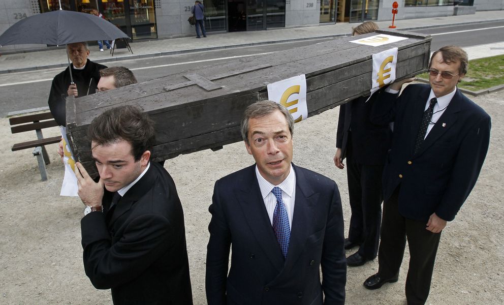 Farage escenifica la 'Muerte del euro' en Bruselas en junio de 2011 (Reuters).