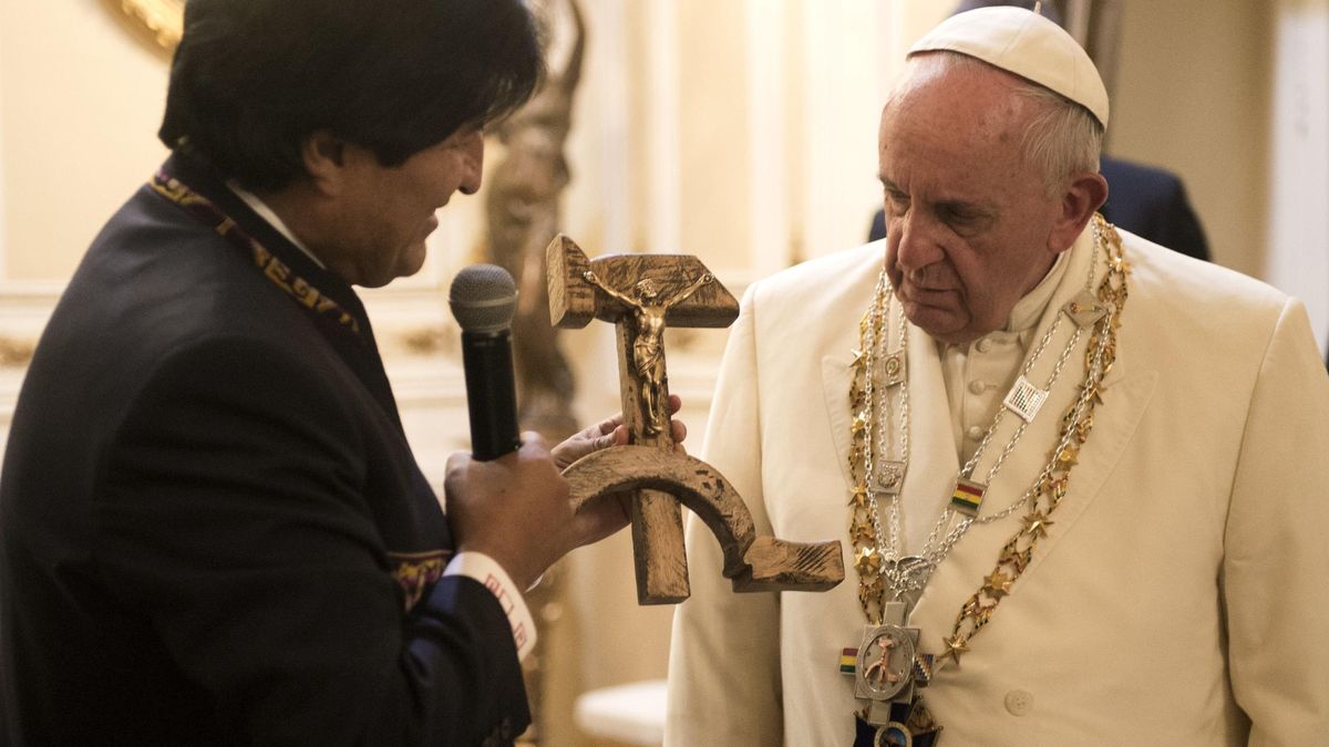 Evo Morales obsequia al Papa con un 'crucifijo-hoz-martillo' 