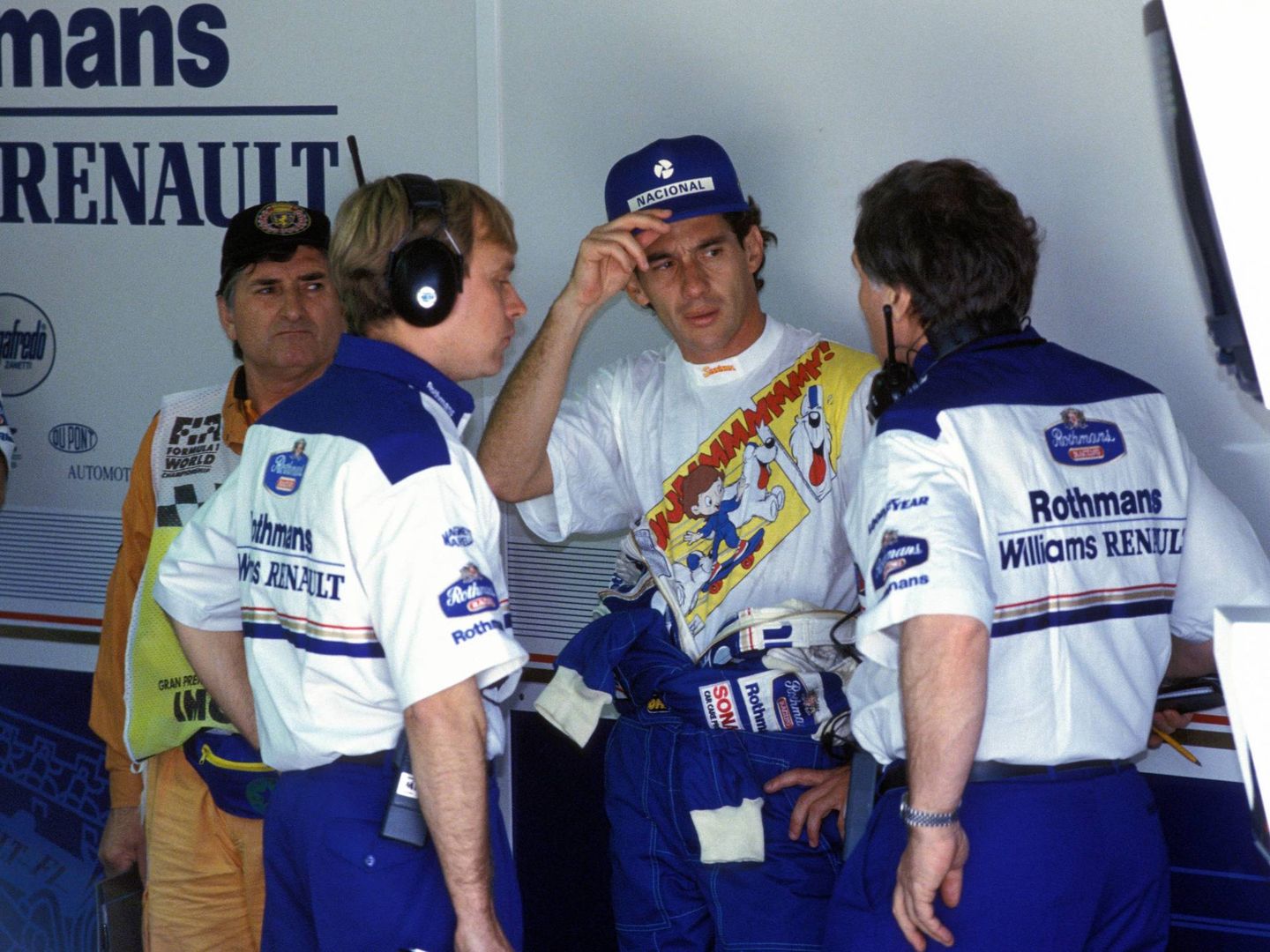 Ayrton Senna habla con sus ingenieros el mismo día de su accidente. (Imago)