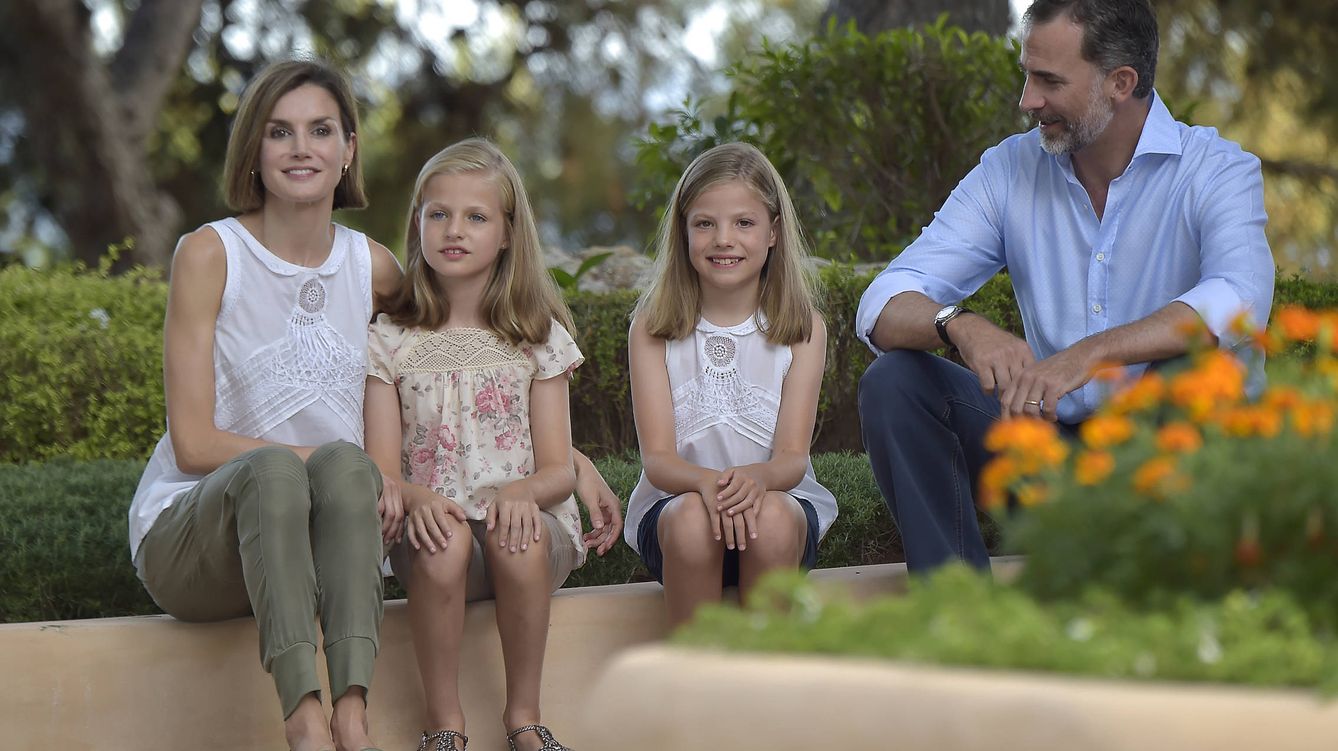 Foto: El Rey Felipe VI con sus hijas, Leonor y Sofía (Gtres)