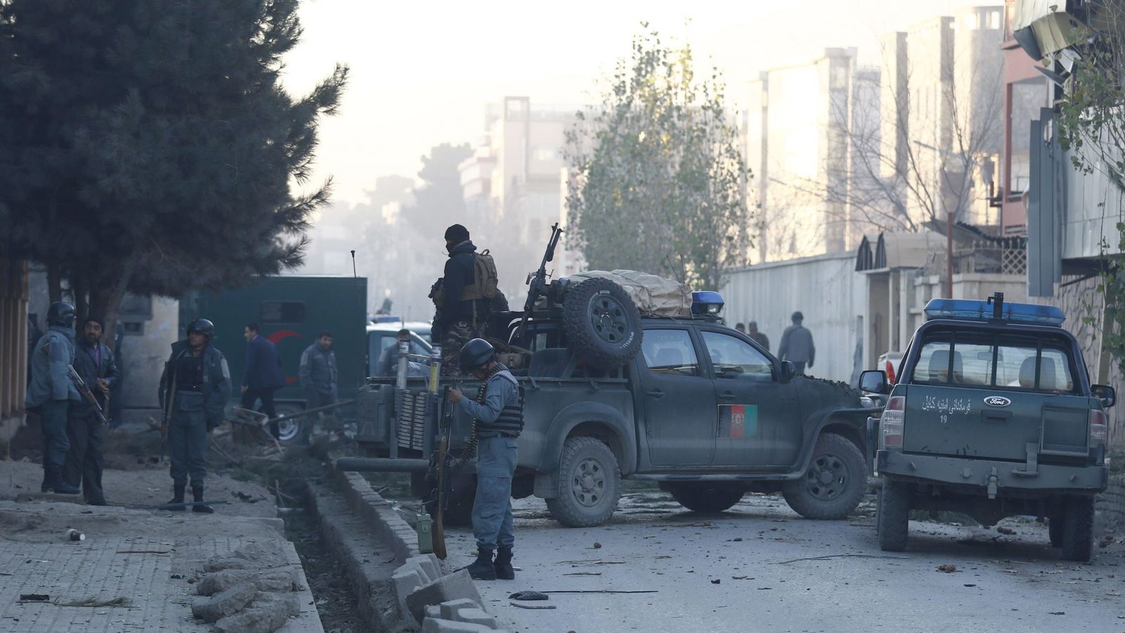 Foto: Miembros de los equipos de seguridad afganos revisan la zona del atentado. (EFE)