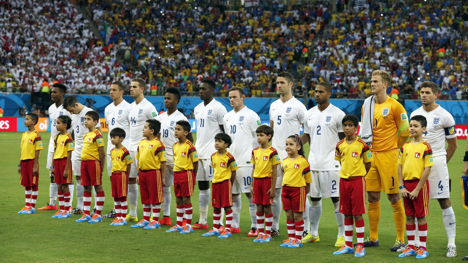 Foto: La selección inglesa de fútbol escucha su himno durante el pasado Mundial de Brasil (Efe).