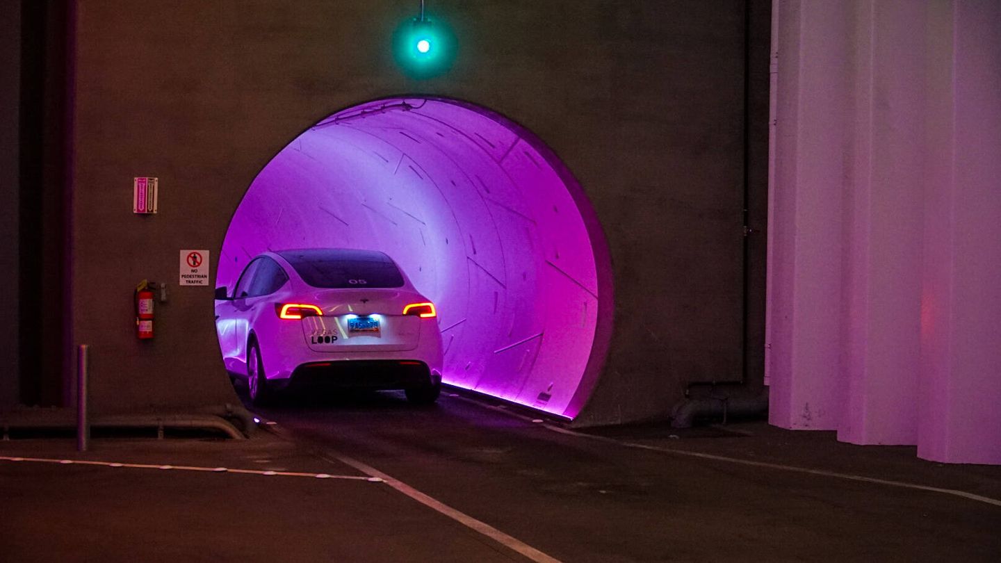 Un Tesla entrando en el túnel de Elon Musk. (Foto: M. McLoughlin)