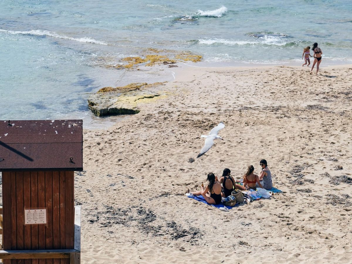 Foto: Playa de Ibiza en imagen de archivo. (EFE/Sergio G. Cañizares)