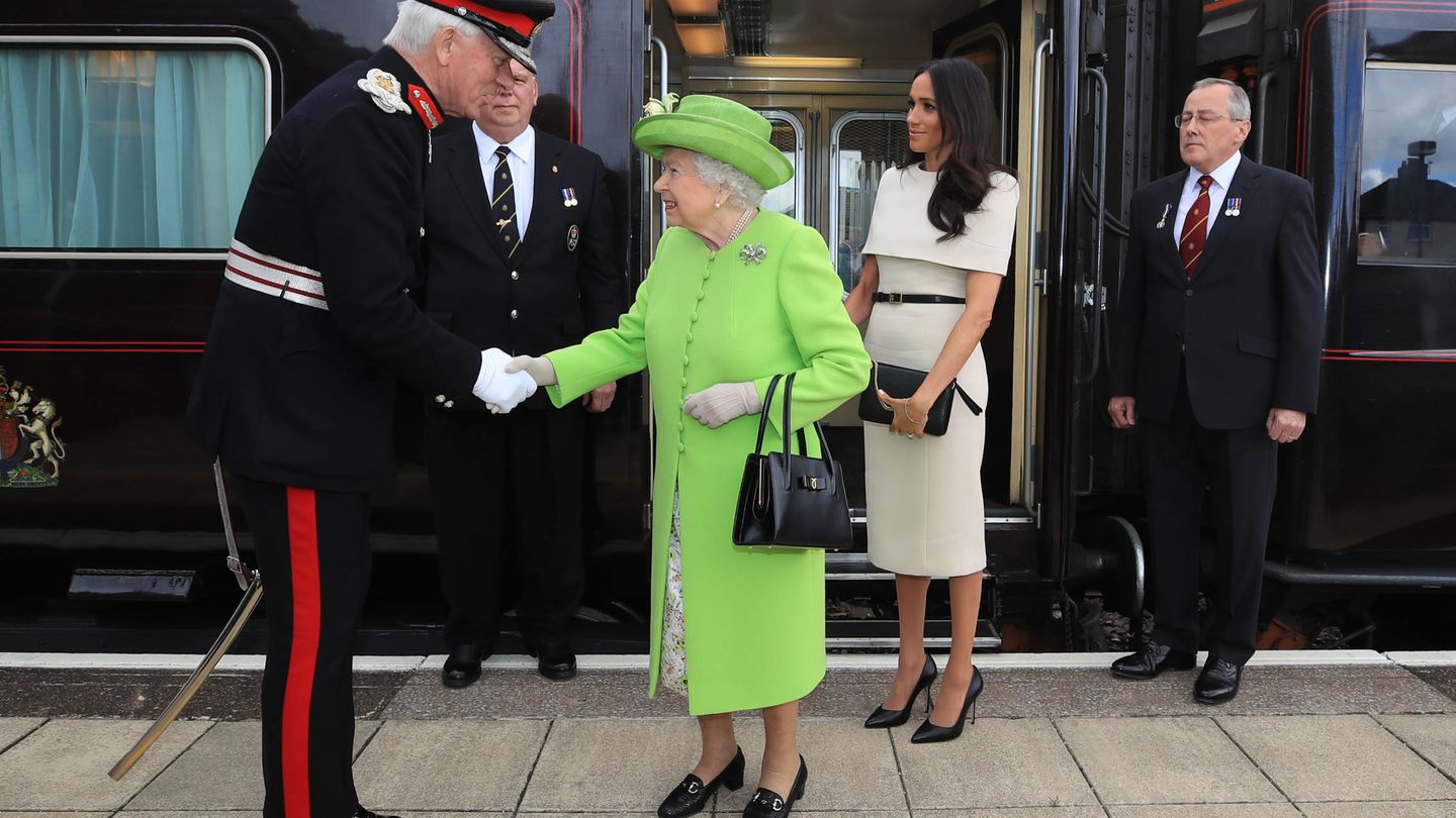 La reina y la duquesa de Sussex, en su primer acto conjunto en Chester en 2018. (Reuters)