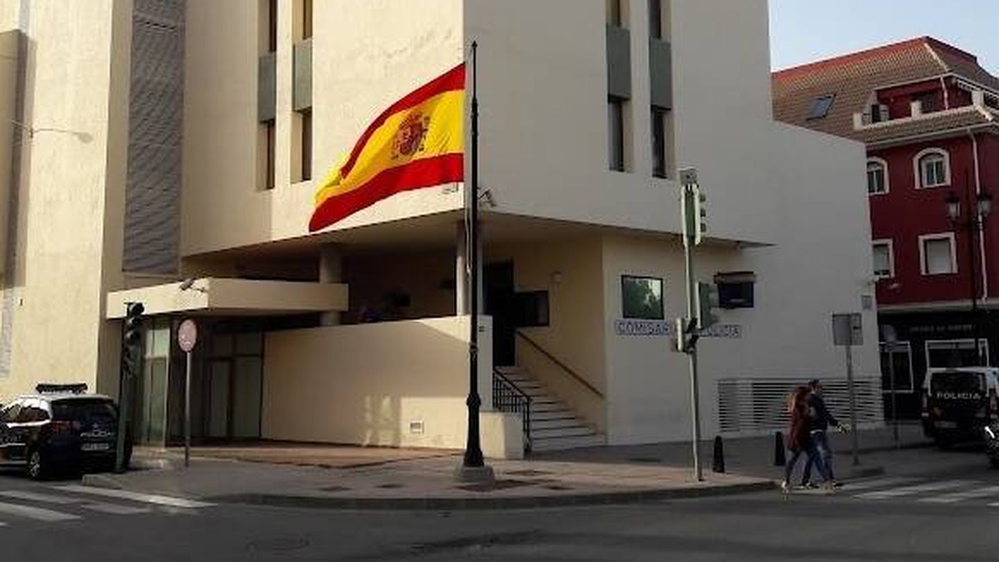 Exteriores de la Comisaría de Fuengirola, adonde fue llevado el detenido. (Policía Nacional)