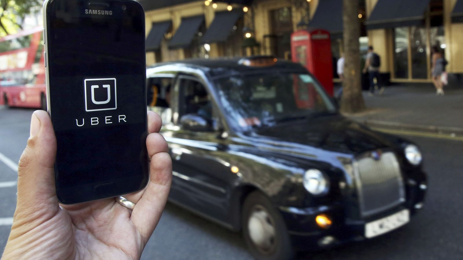 Foto: Foto del logo de Uber en una pantalla de móvil en Londres. (Reuters)
