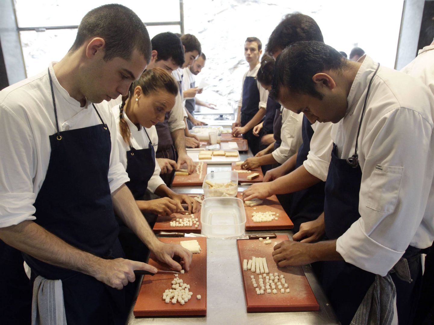 Cocineros preparan la última cena de El Bulli en 2011. (EFE)