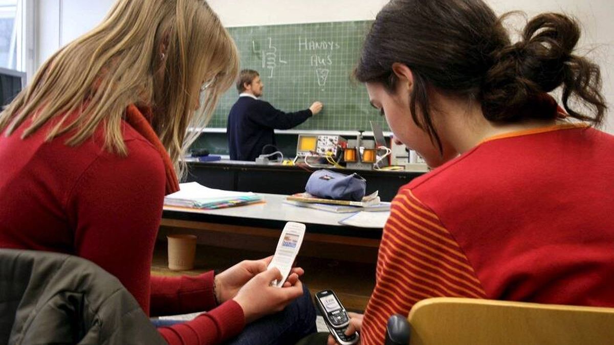 Ni al comedor, ni en las extraescolares: Galicia va un paso más allá y amplía el veto al móvil en las aulas