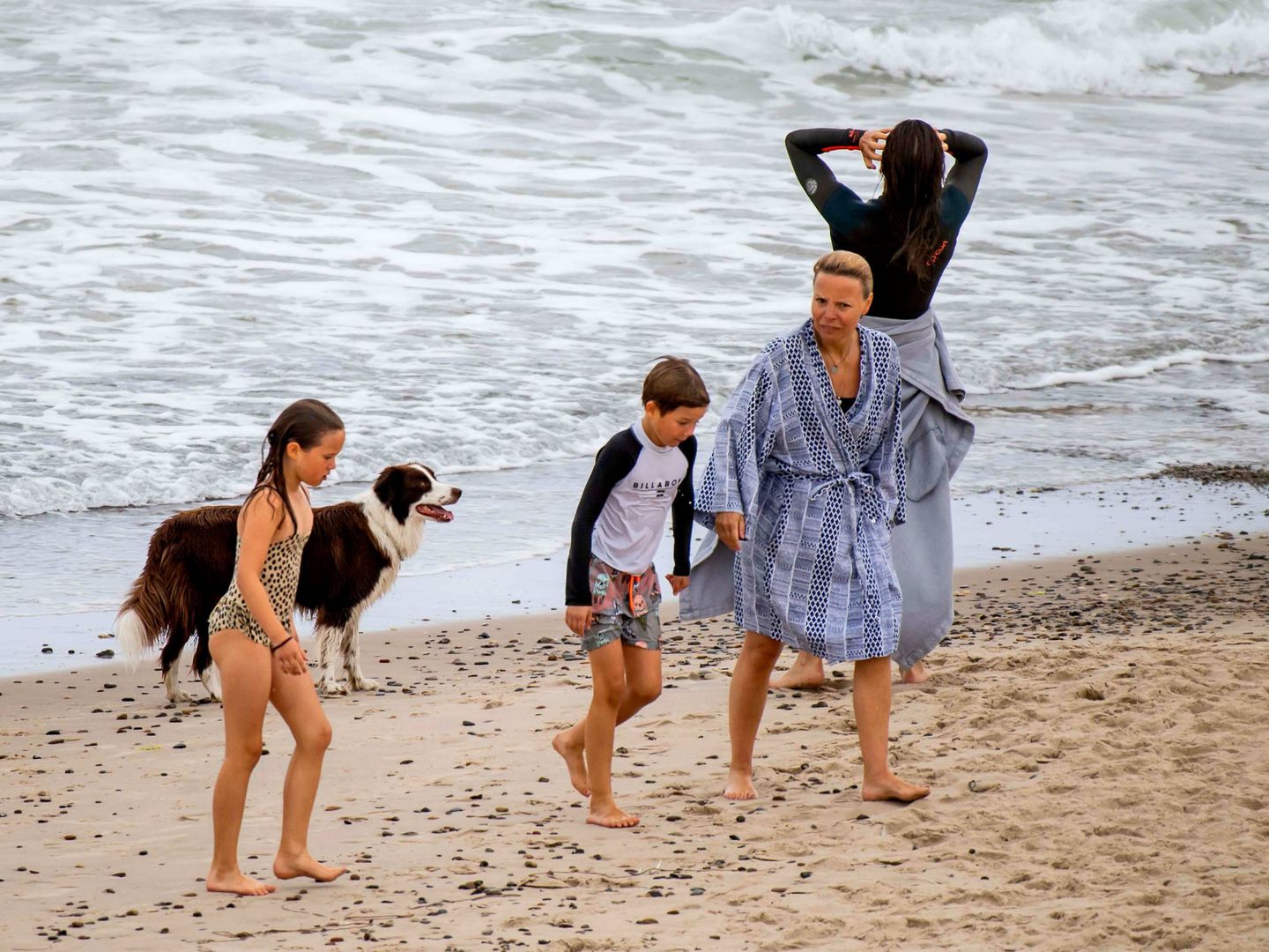 En este día de playa, los príncipes y sus hijos estuvieron acompañados por su mascota, Grace. (Fotos Vanitatis)
