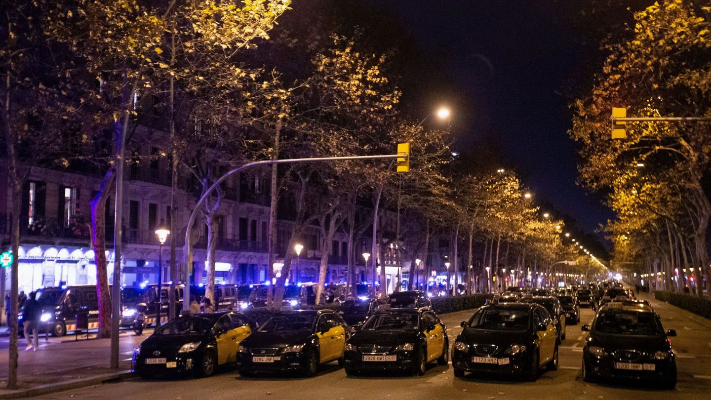 Dispositivo policial de los Mossos por el paro indefinido de los taxistas, anoche en Barcelona. (EFE)