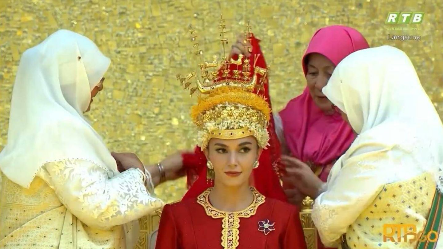 La extravagante corona de la futura princesa de Brunéi para su ceremonia de empolvado. (Captura de pantalla/RTB)