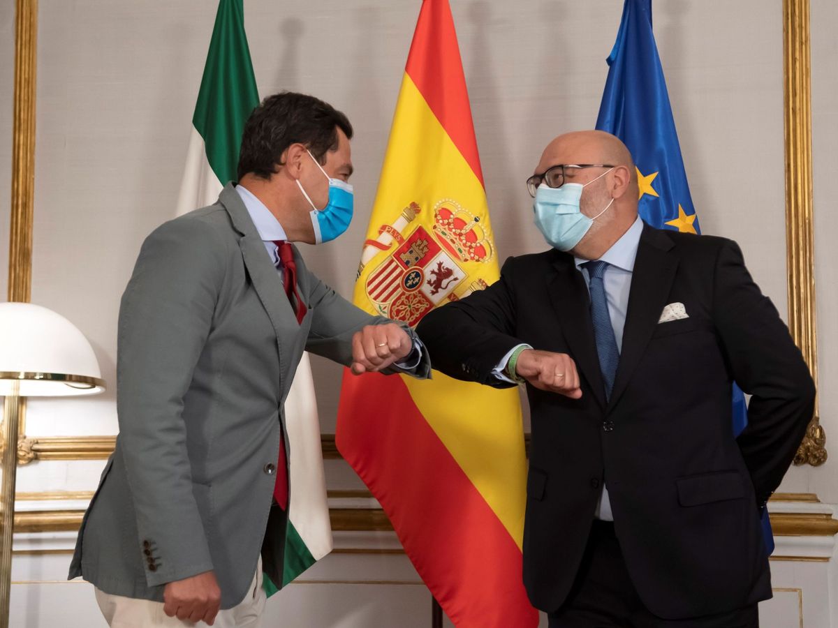 Foto: El portavoz parlamentario andaluz de Vox, Alejandro Hernández (d), junto al presidente de la Junta, Juanma Moreno (i). (EFE)