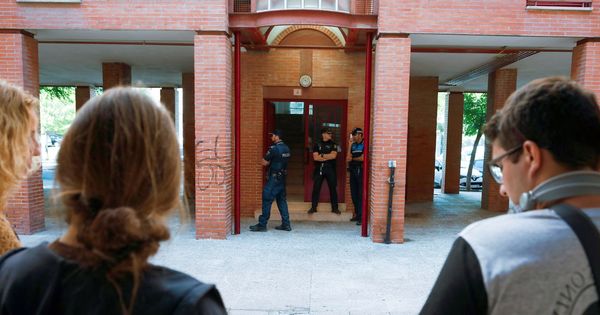 Foto: Policías custodian este lunes la vivienda situada en la calle de Victoria Kamhi de Aranjuez. (EFE)