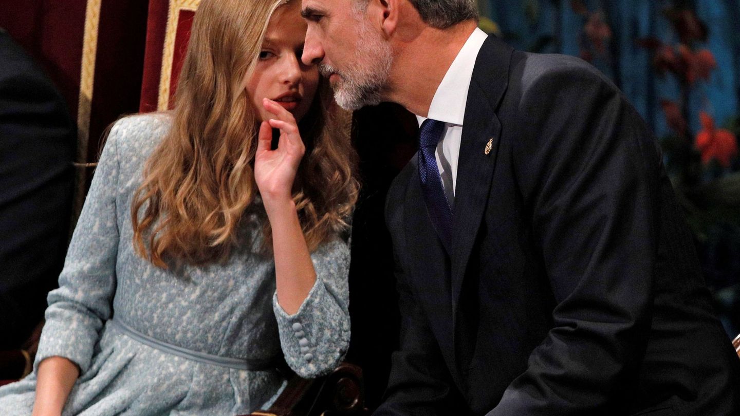 El rey Felipe y su hija, la princesa Leonor, en la ceremonia de entrega de los Premios Princesa de Asturias 2019. (EFE)