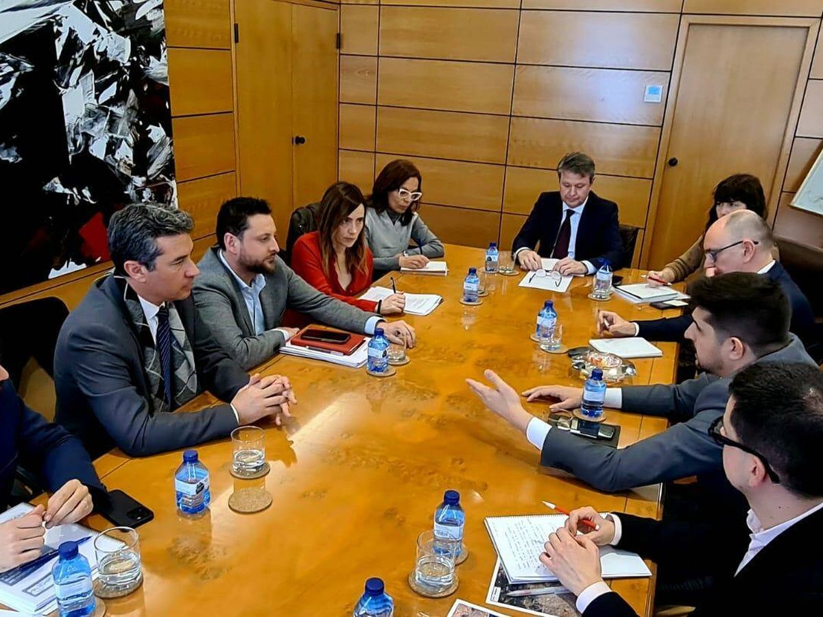 Foto: Reunión con el secretario de Estado de Transportes y Movilidad Sostenible. (Ayuntamiento de Reus)