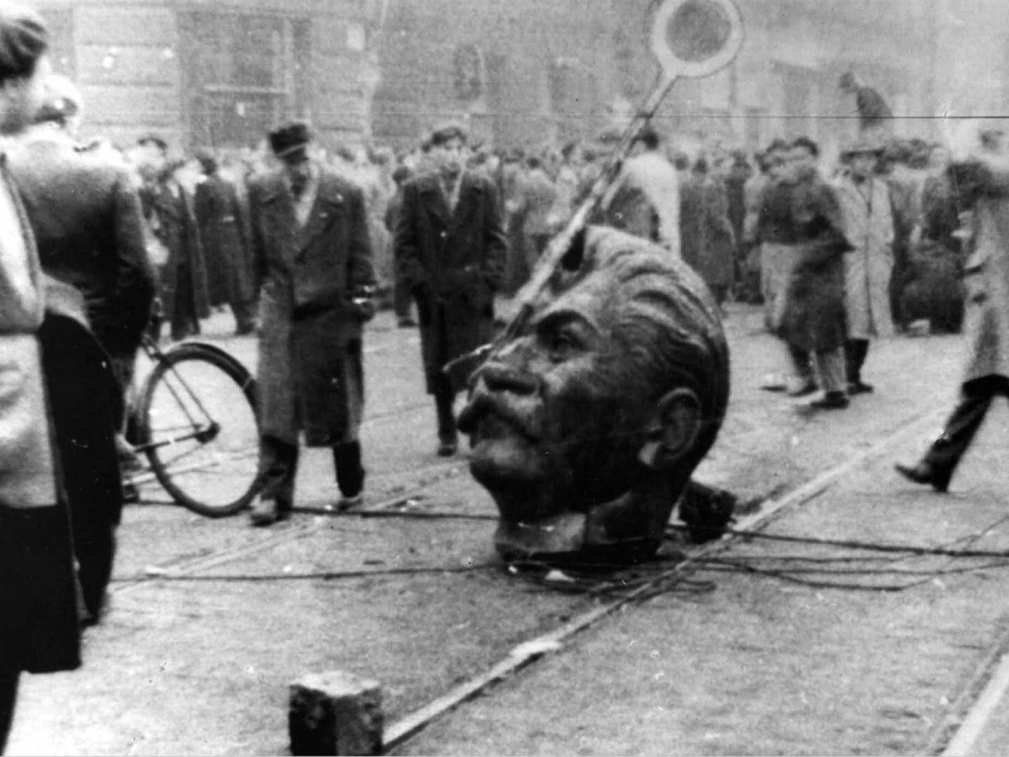 La cabeza de Stalin de una estatua derruida en las calles de Budapest.