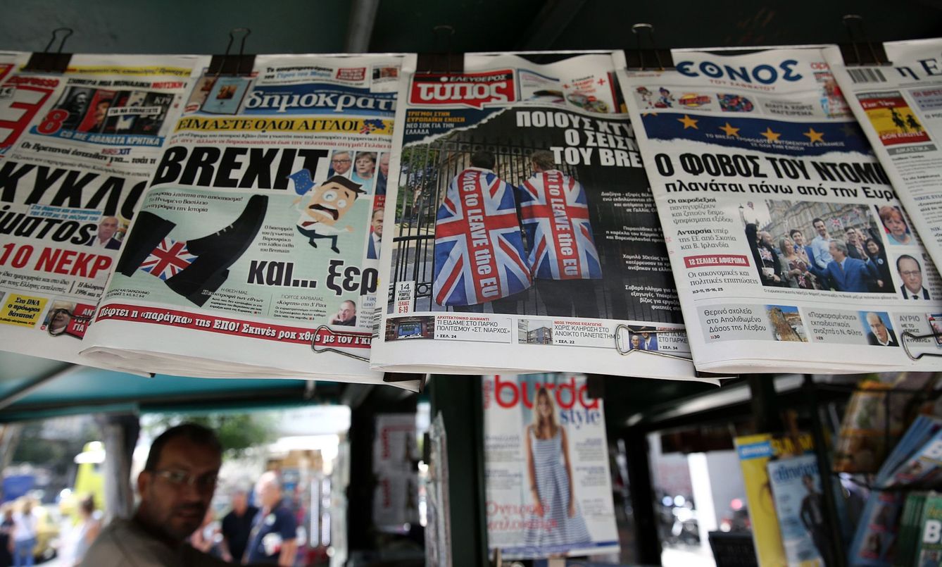 Portadas de los periódicos griegos sobre el Brexit en un kiosco de Atenas. (EFE)