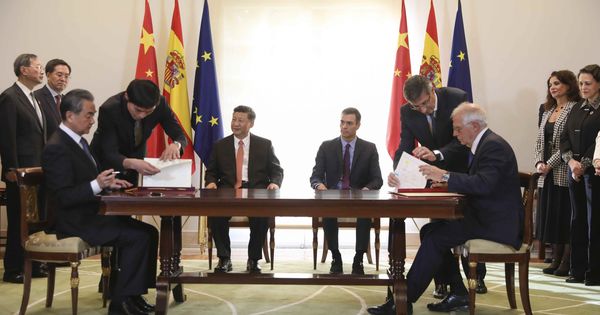 Foto: Xi Jinping y Pedro Sánchez asisten a la firma de acuerdos entre España y China. En primer plano, los ministros de Exteriores Josep Borrell y Wang Yi, este 28 de noviembre en La Moncloa. (Reuters)