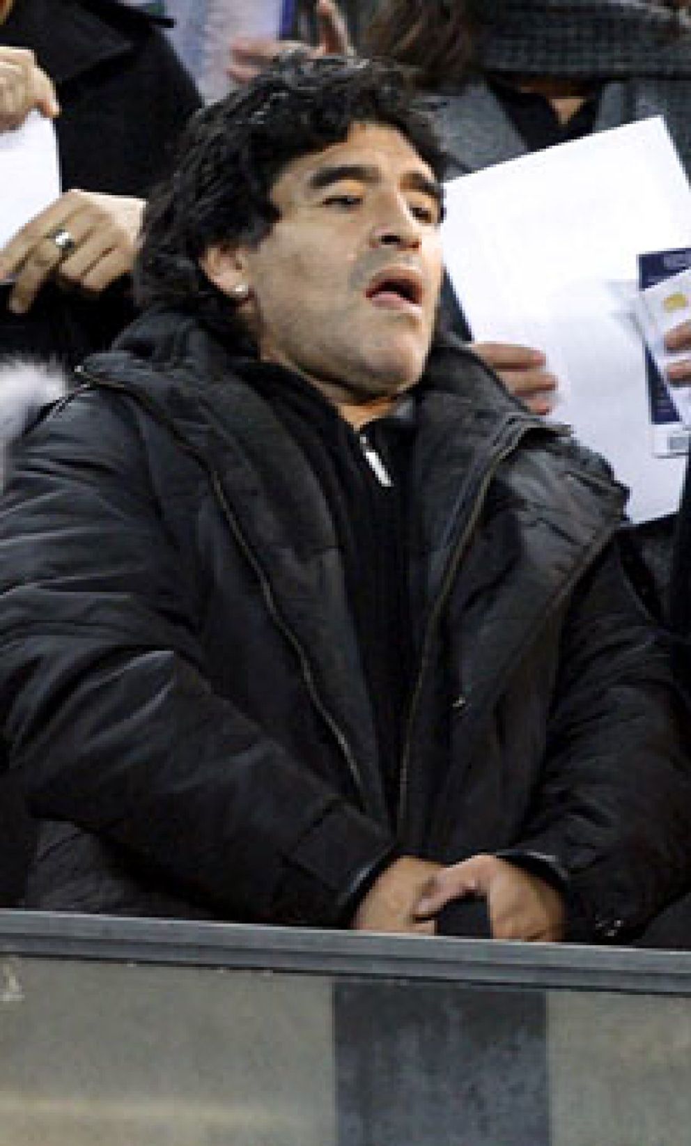 Foto: Maradona, en el Camp Nou 24 años después: "Messi será el rey"