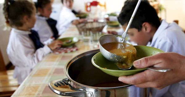 Foto: Un grupo de niños almuerza en un comedor escolar. (Reuters)