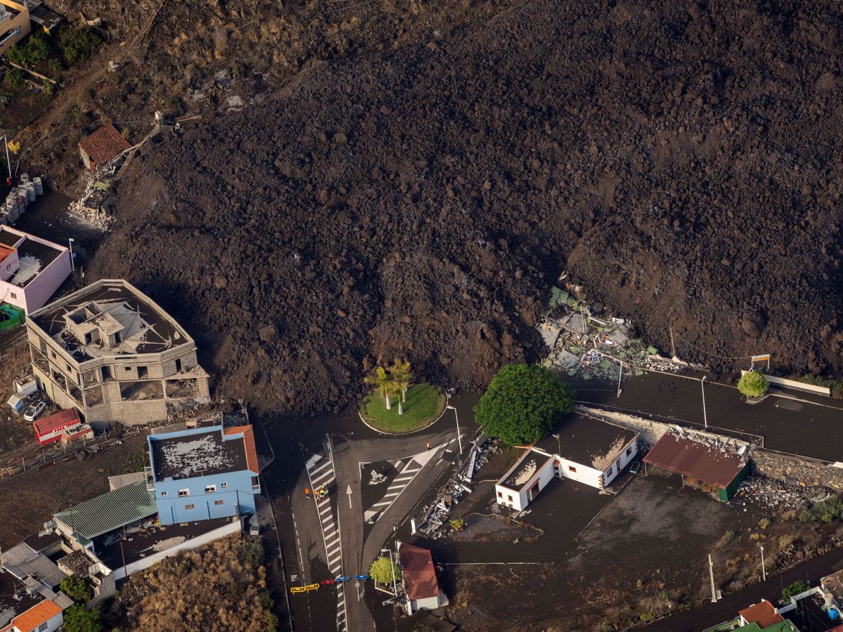 Foto: La colada de lava del volcán invade el municipio de El Paso (REUTERS)