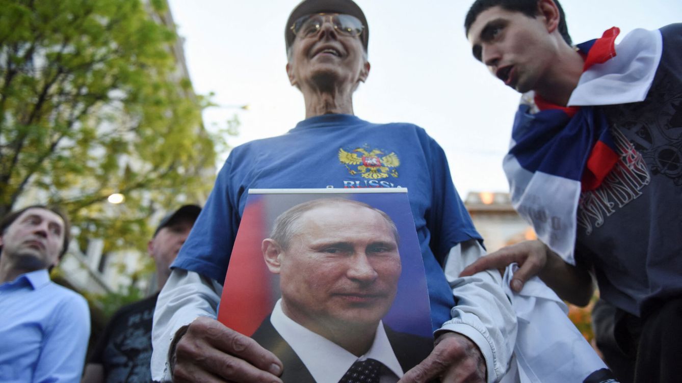 Foto: Protesta a favor de Vladímir Putin y Rusia, en abril de 2022. (Reuters/Zorana Jevtic)