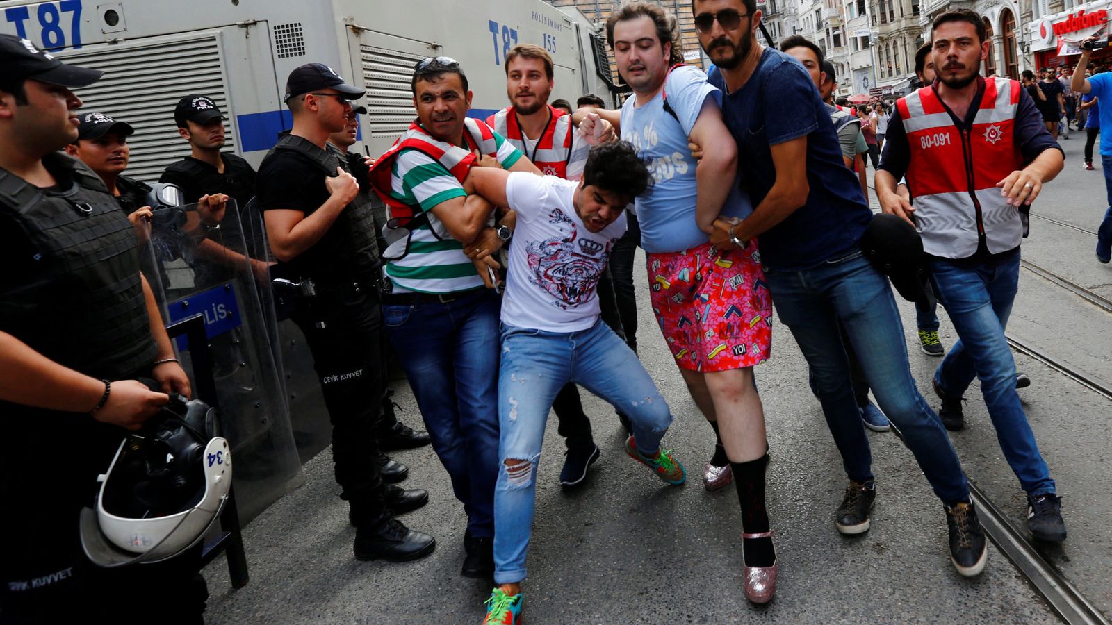 Foto: Policías de paisano arrestan activistas LGTB al intentar tomar parte en el Orgullo Gay de Estambul. (Reuters)