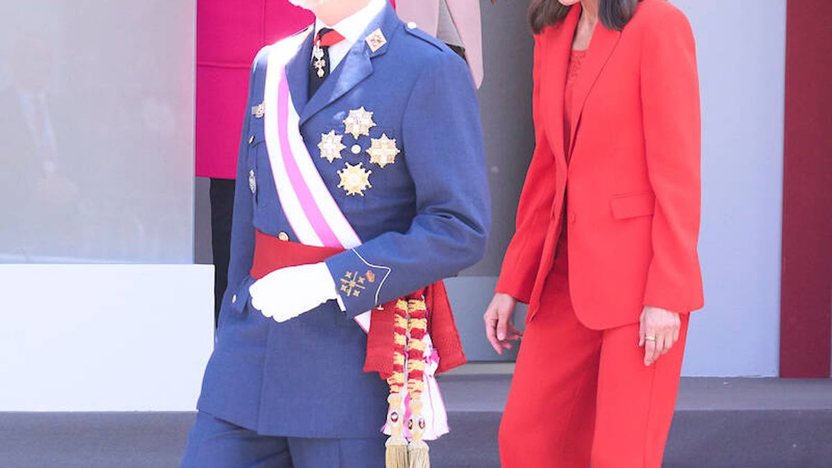 Felipe VI y Letizia, en Oviedo: el álbum de fotos que resume el desfile de las Fuerzas Armadas