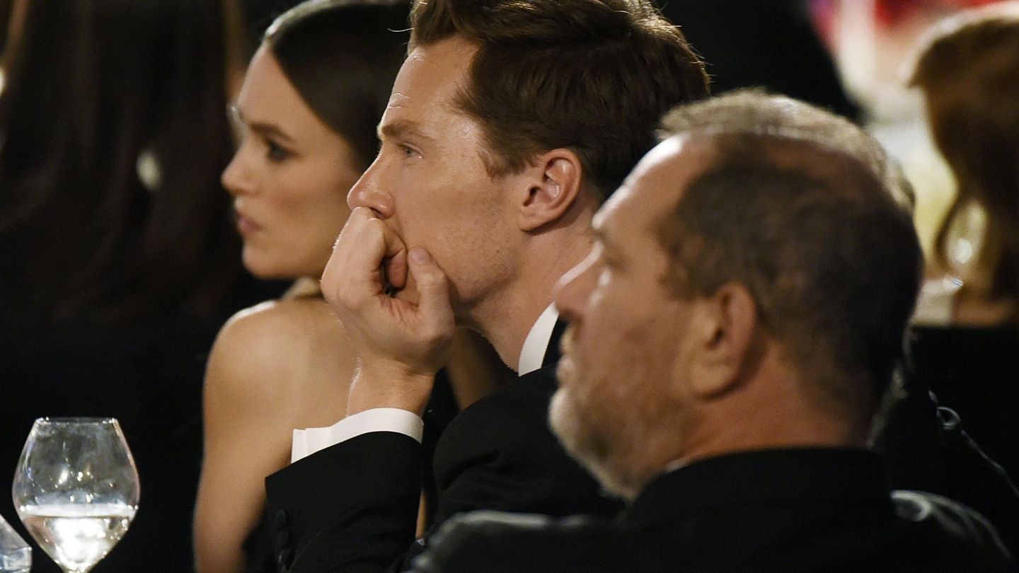 Keira, junto a Benedict Cumberbatch y Harvey Weinstein, productor de una de sus películas, 'Descifrando Enigma'. (Reuters)