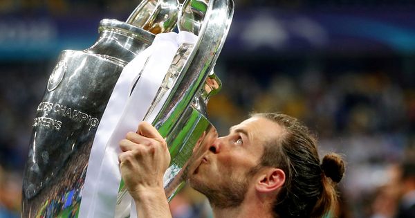 Foto: Gareth Bale besa la copa de la Champions (Reuters)