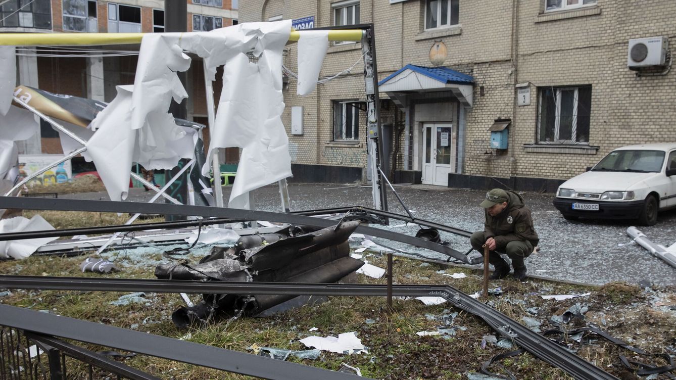 Foto: Un hombre observa en Kiev los escombros y un objeto no identificado que ha caído esta madrugada. (EFE/Mikhail Palinchak)